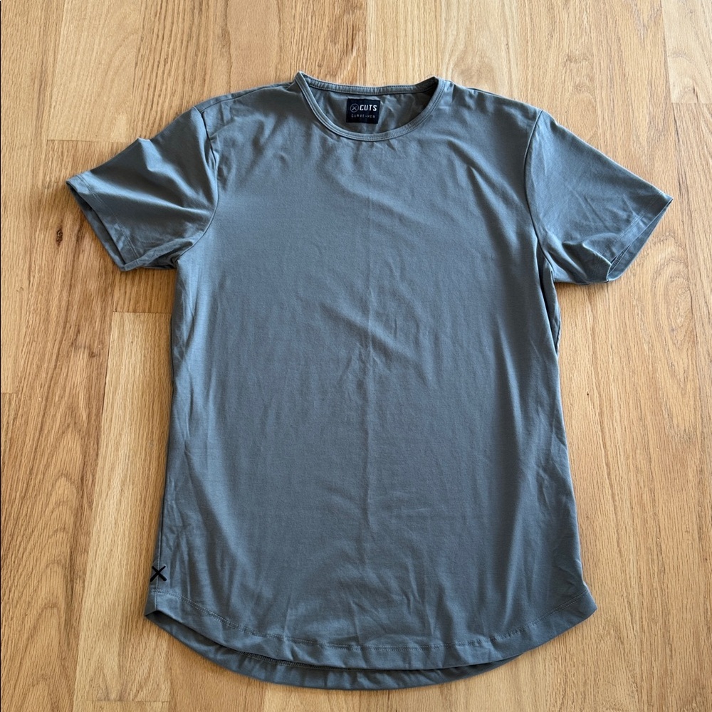 CUTS brand men’s curved- hem solid gray tee shirt. Size Large